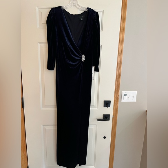 New R&M Richards blue long velvet V neck ruched poly/spandex dress. Size 14 - Picture 2 of 16